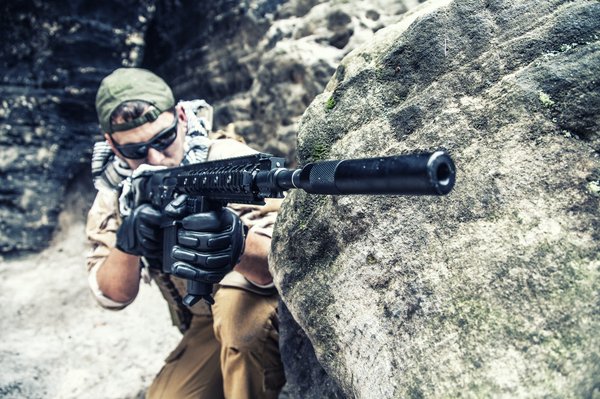 Comment intégrer une veste militaire dans une tenue féminine pour un brunch urbain?