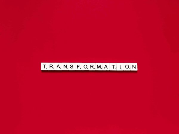 Comment adapter des bottines de style militaire pour un look féminin?